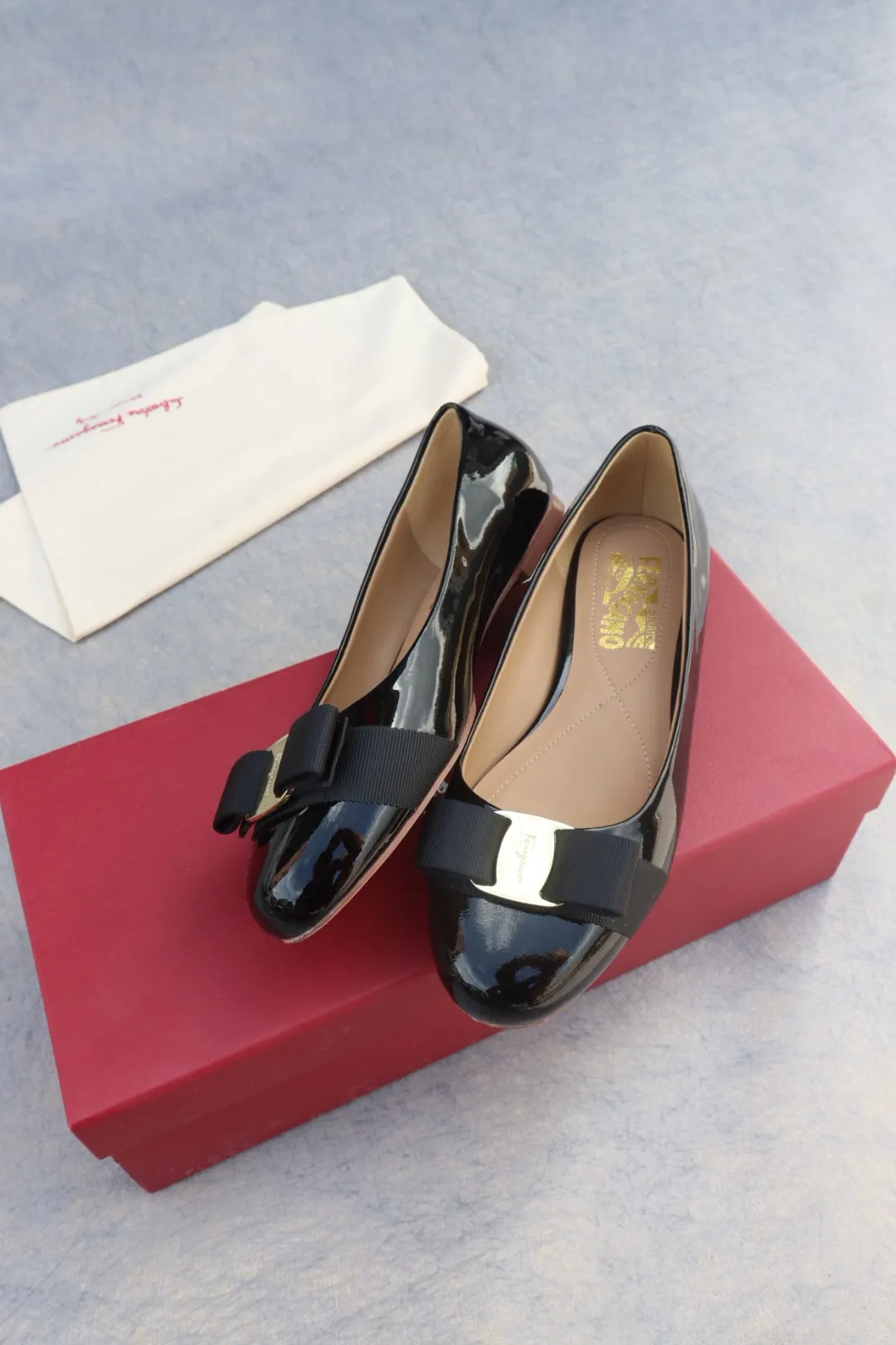 👟👟Ex-factory price 480👟👟 Salvatore Ferragamo SF classic model🌪 Heel height: flat (leather buckle) Upper: imported cow patent leather🌹 Lining: sheepskin Feet: sheepskin Code number: 35-39 standard code [34, 40, 41 codes can be customized]